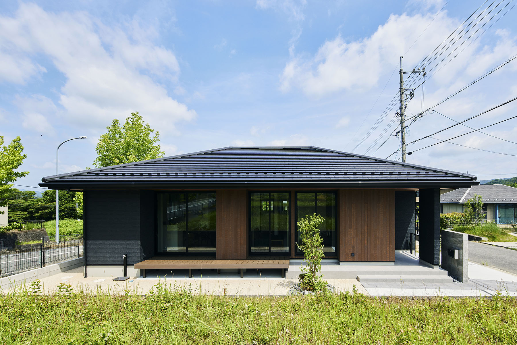 LDKとウッドデッキのある庭がひとつづきの平屋